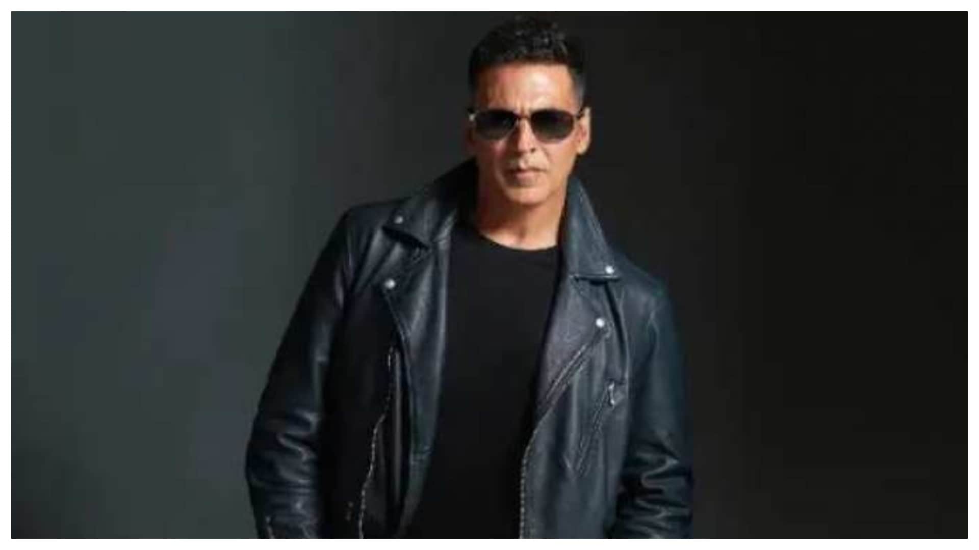 Selfiee star akshay kumar breaks guinness world record for most self portrait photographs clicked in 3 minutes