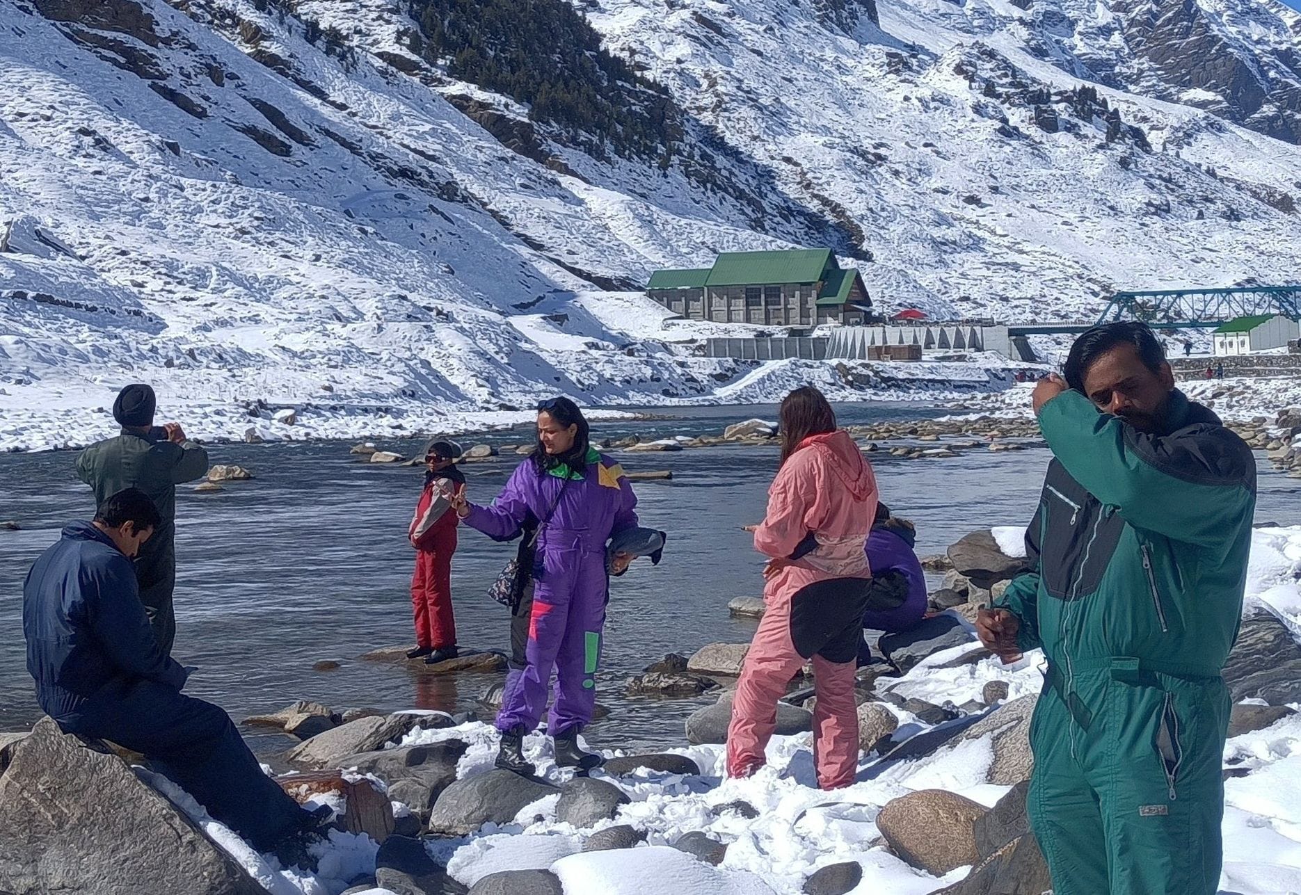 The white sheet of snow enticed the tourists