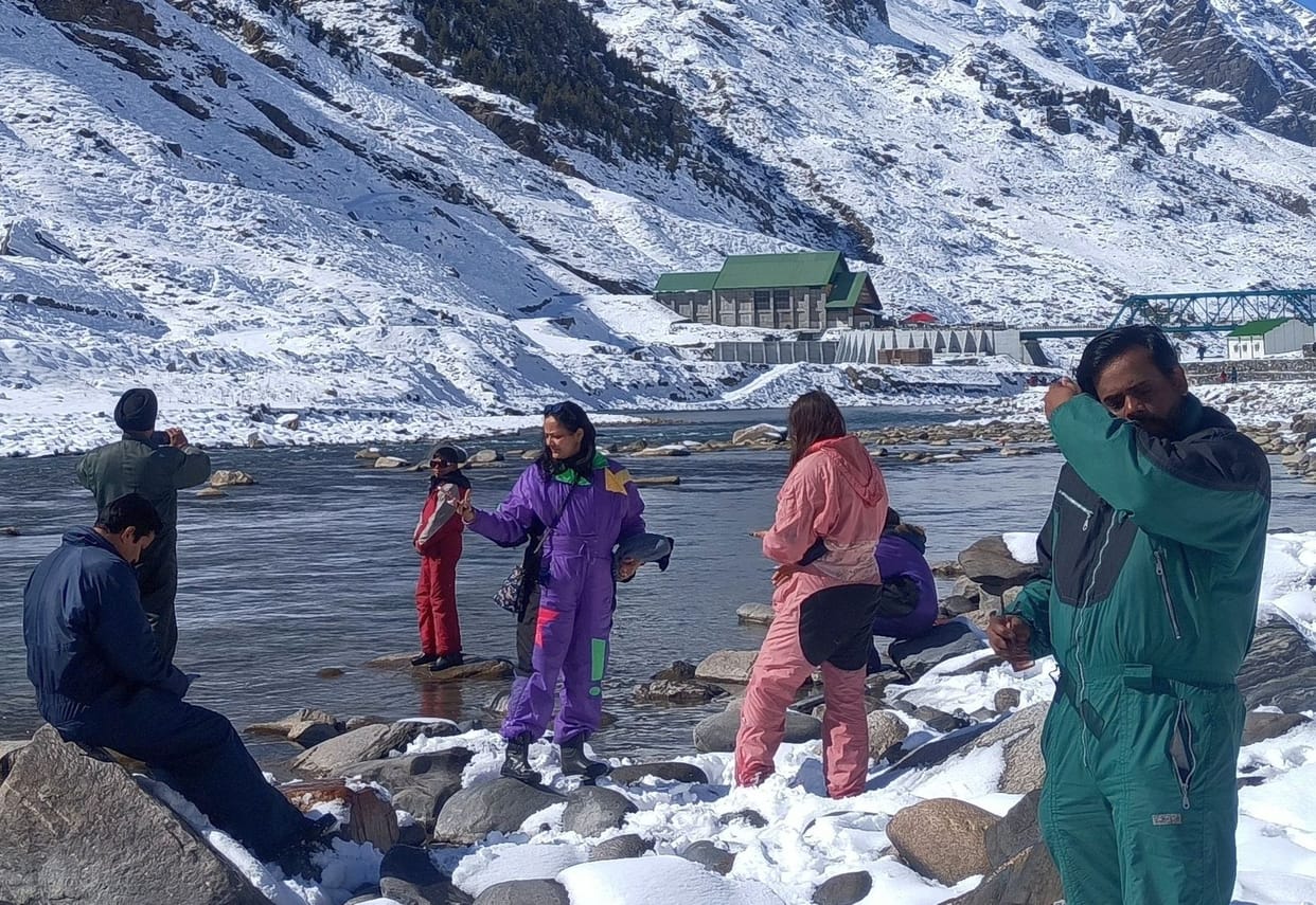 The white sheet of snow enticed the tourists