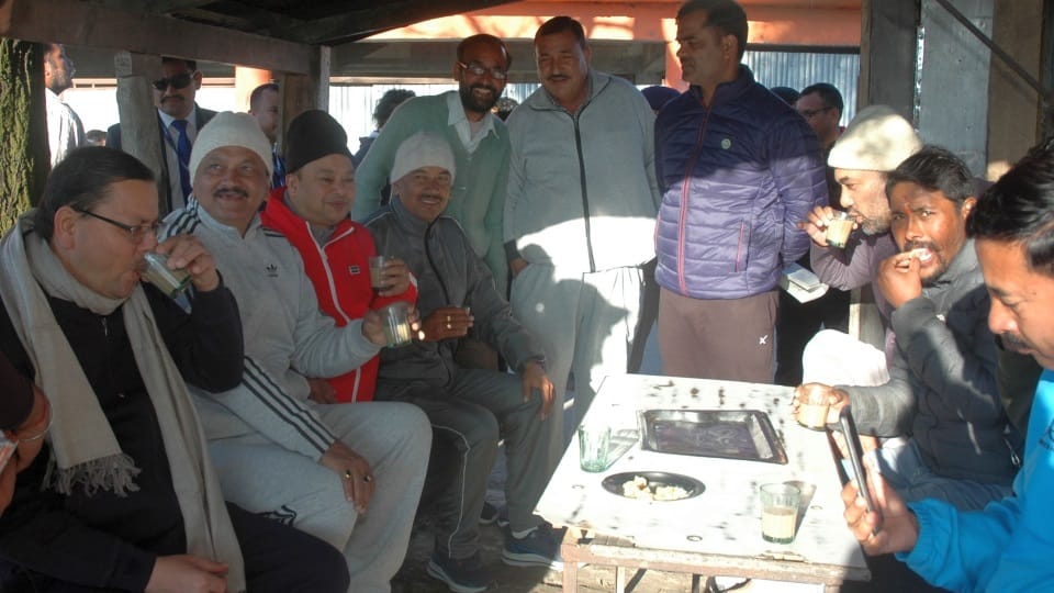 Uttarakhand news: CM pushkar singh dhami doing Morning walk and drink tea on road in Pithoragarh