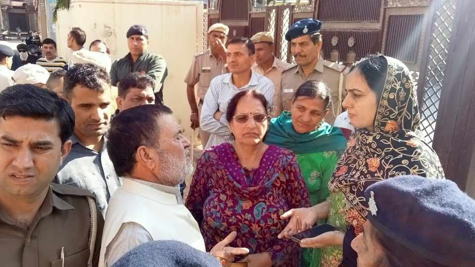 Manimajra People surrounded house of Mayor Sarabjit Kaur in Chandigarh