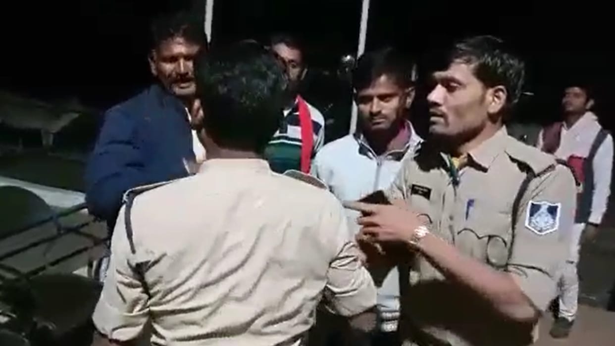 constable abused workers of an organization in police station of Damoh