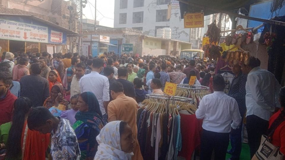 Two km long queue of devotees for darshan of Thakur Banke Bihari in Vrindavan