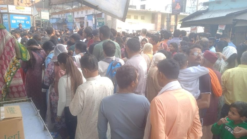 Two km long queue of devotees for darshan of Thakur Banke Bihari in Vrindavan