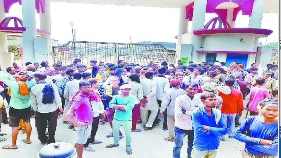 Uproar in Etah mandi on death of Palledar