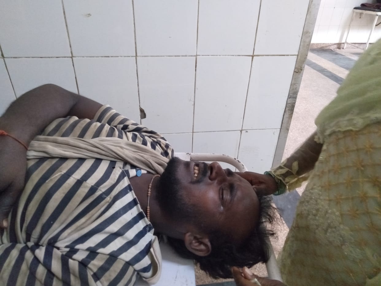banda: Two contract line men who were installing transformers in tubewells were injured after the pole broke.