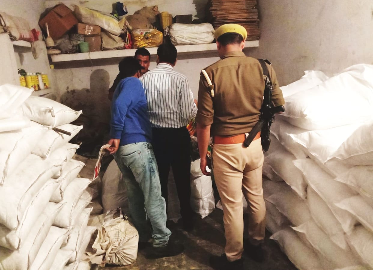 Hardoi, Fake fertilizer factory caught at former minister's house in Hardoi