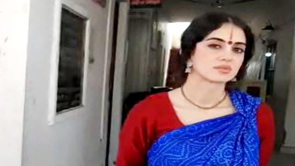 Foreign actress iPhone Max Pro mobile stolen during song shooting in Vrindavan