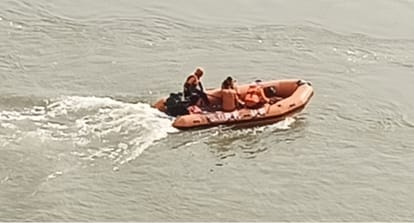 Young man jumps into Ganga taking girlfriend name after makes video himself