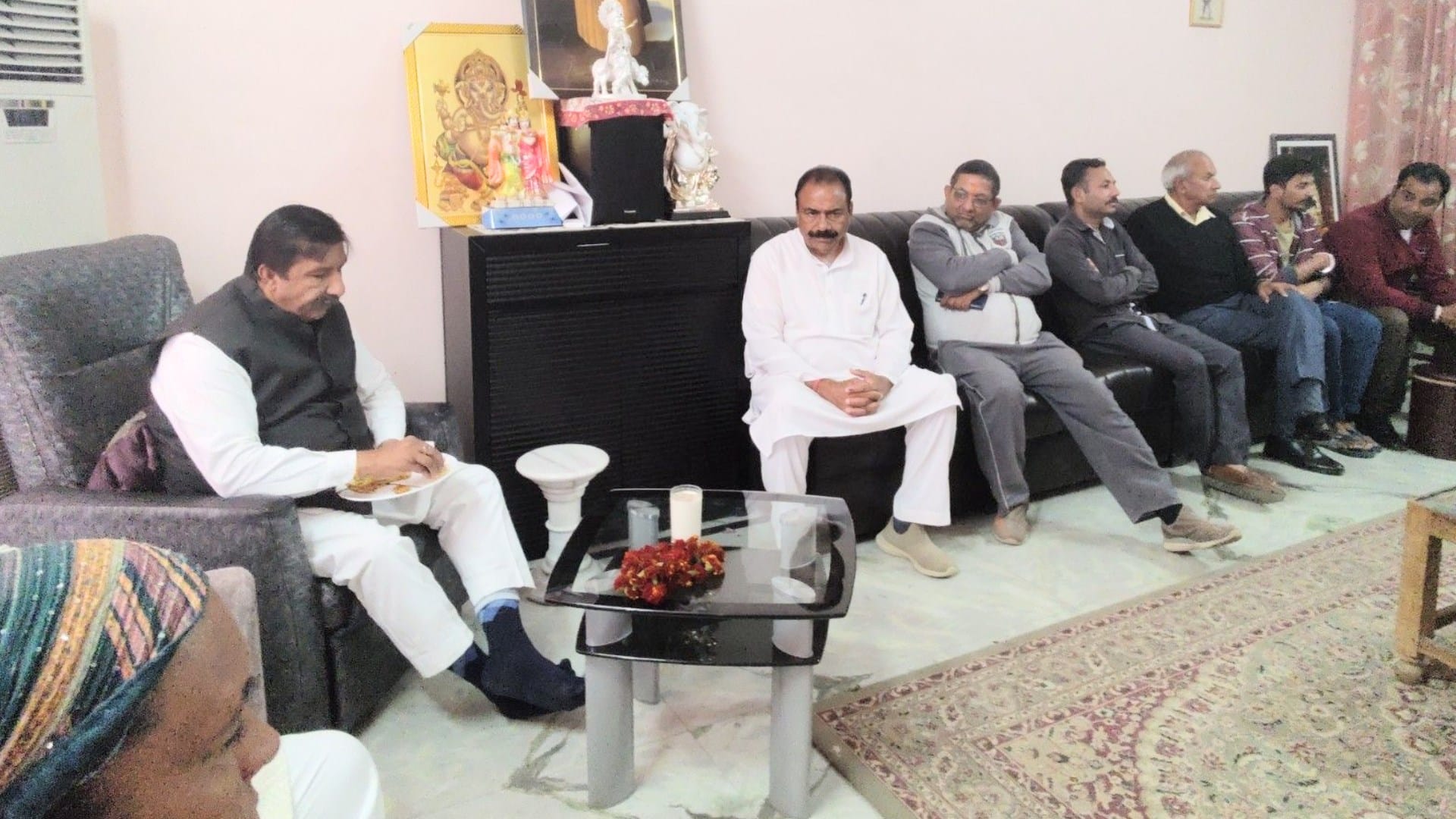 himachal election 2022 congress and bjp candidates take feedback from party workers