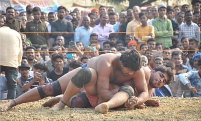 Chini pahalwan won wrestling of RS 1.25 lakh in Mirzapur he gave  beating to wrestler Monty of Delhi