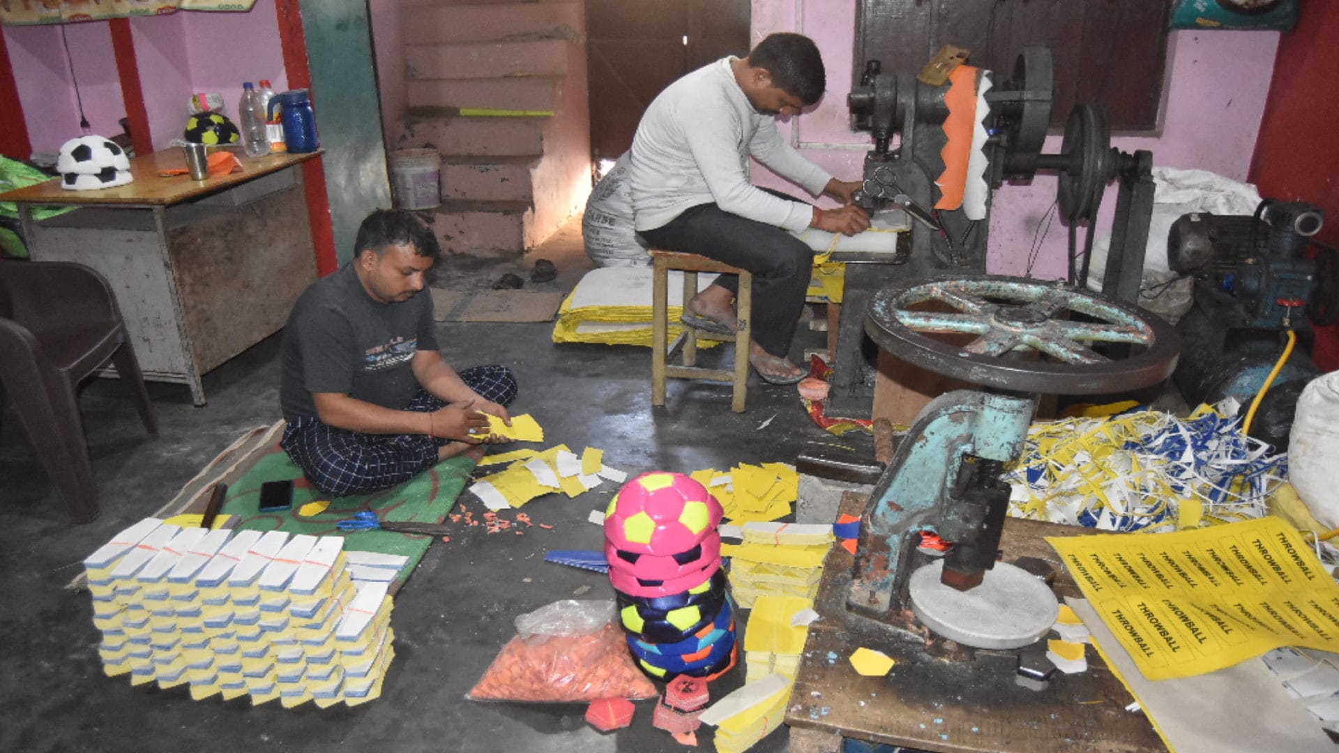 Meerut : Sisaula became a football village, women and daughters became self-dependent by stiching football