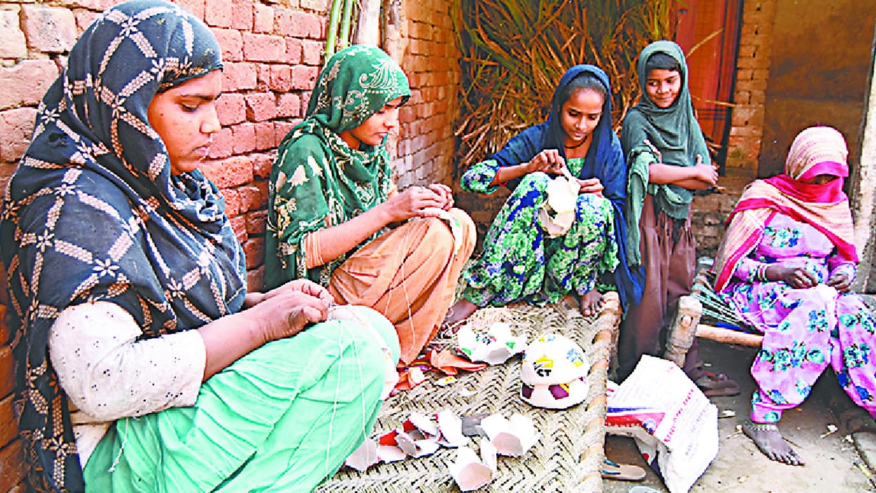 Meerut : Sisaula became a football village, women and daughters became self-dependent by stiching football