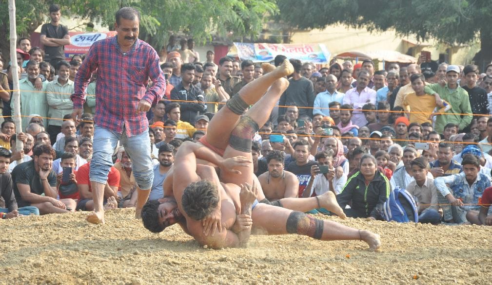 Chini pahalwan won wrestling of RS 1.25 lakh in Mirzapur he gave  beating to wrestler Monty of Delhi