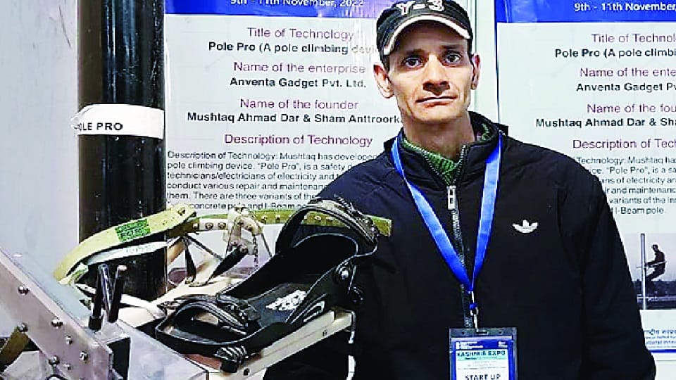 Jammu Kashmir: Mushtaq of Anantnag made a pole climber, helpful in climbing the pole without putting his h