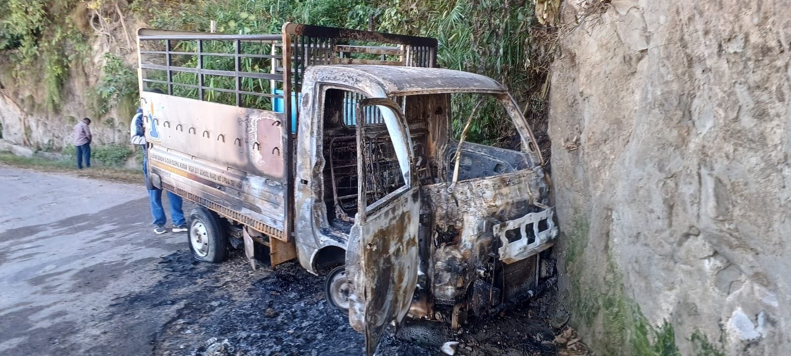 Tempo caught fire while moving in Nadaun, the driver saved his life by jumping