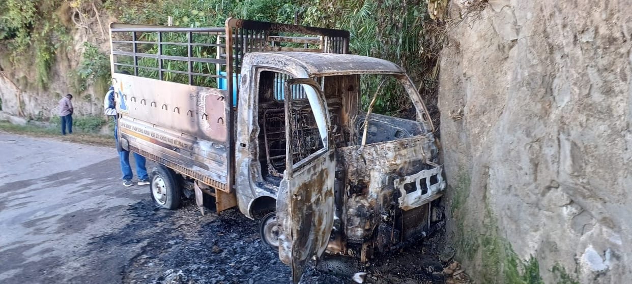 Tempo caught fire while moving in Nadaun, the driver saved his life by jumping