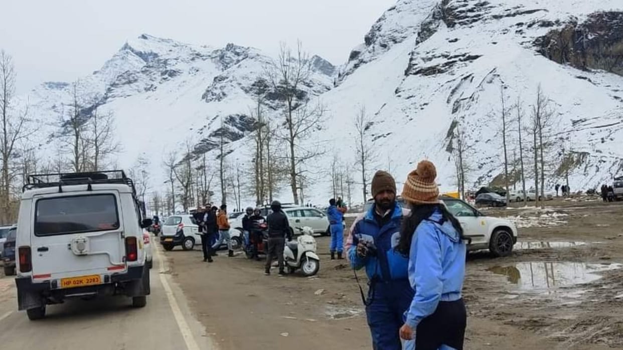 himachal weather update snowfall in thamsar pass closed for six months