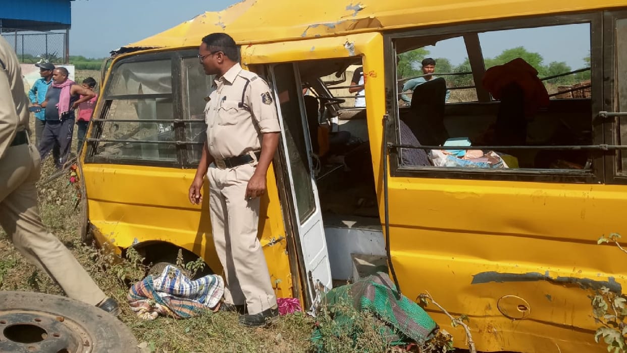 seven teachers injured in overturning of school bus in chhattisgarh