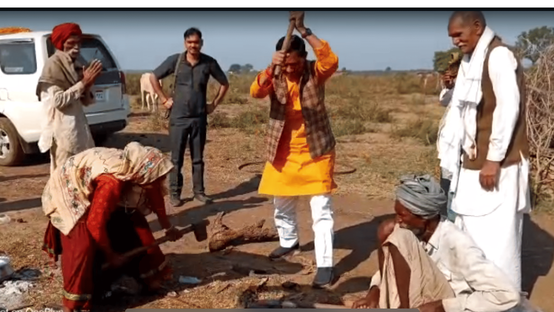 MP Minister Stops His Car And Started Beating Hot Iron With A Blacksmith Family Viral Video