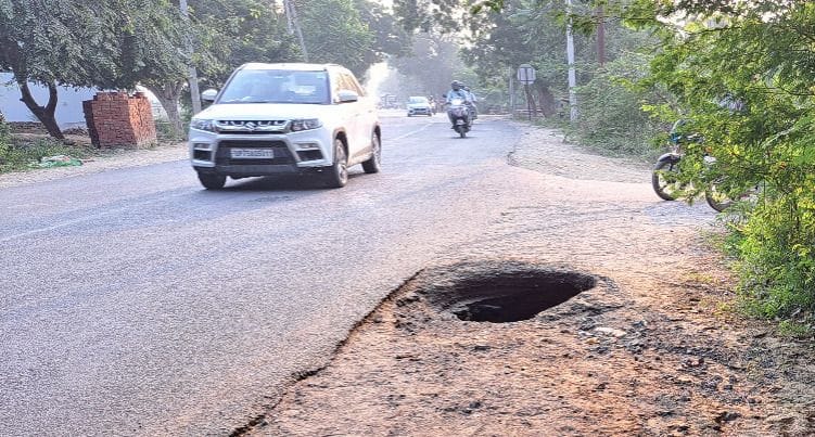 Etawah: Road cut due to water line break, potholes become trouble