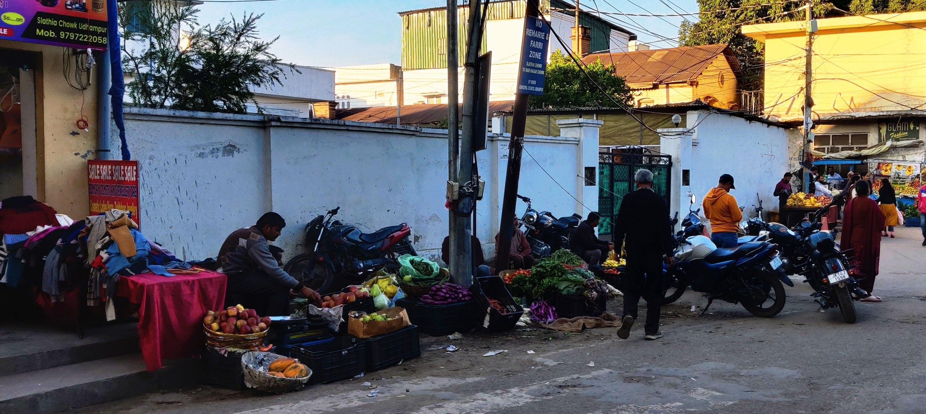 Udhampur: On  second day no rehdi zone filled with street vendors