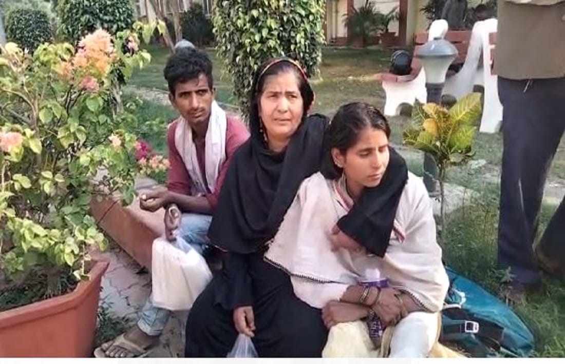 Varanasi: Father jumped from a moving train in Mirzamurad with an innocent girl, both died