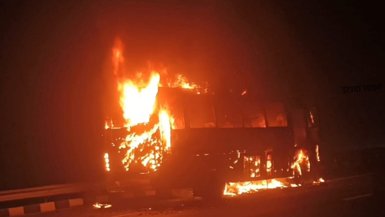 Etawah : Fire breaks out in tourist bus going to Nepal
