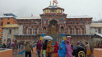 बदरीनाथ यात्रा पर संकट: भू-धंसाव की चपेट में हाईवे, कई हिस्सों में धंस रहा धाम की तरफ जाने वाला एकमात्र रास्ता बदरीनाथ धाम में बर्फबारी