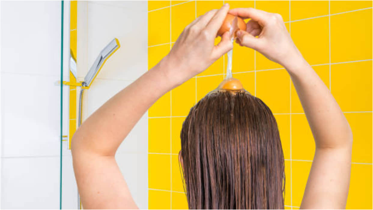 use egg to remove dandruff from scalp