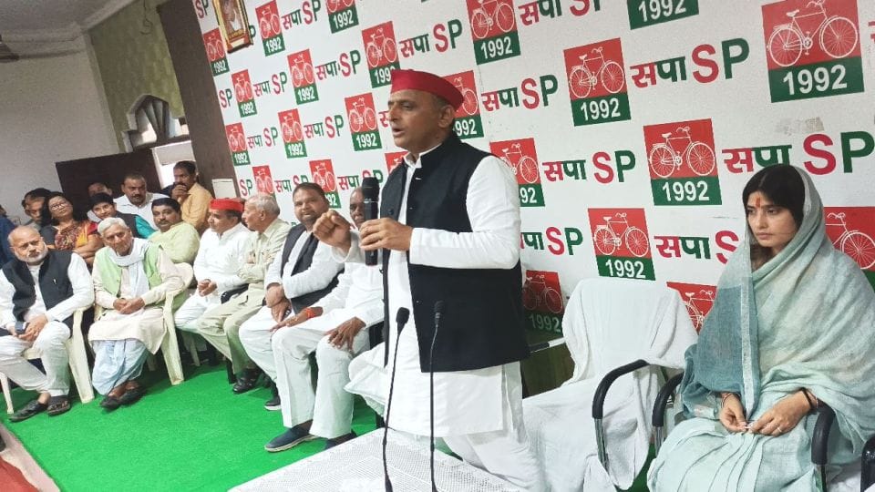 Akhilesh Yadav attack on BJP in case of dead body found in a trolley bag