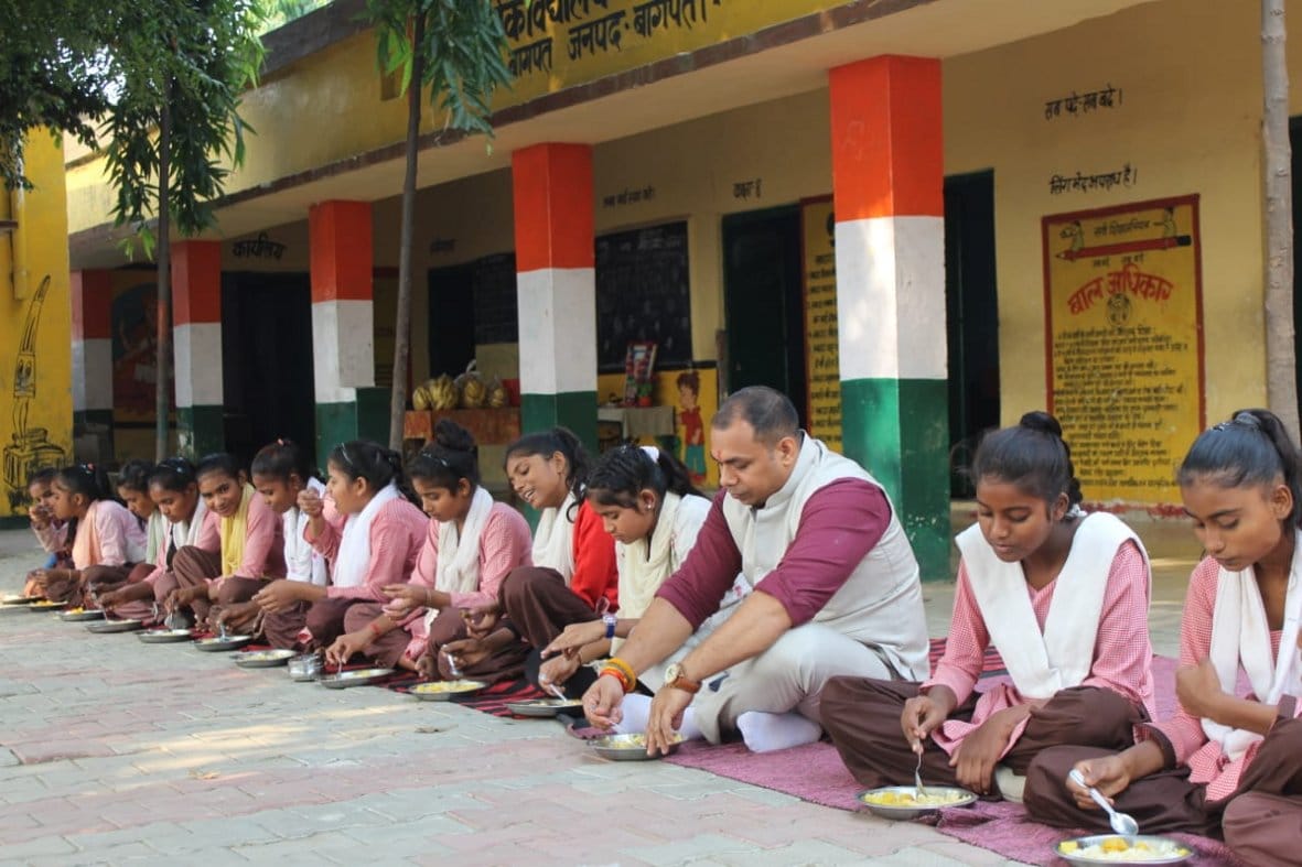 DM sat with students and ate mid-day meal
