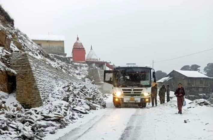 Aut-Banjar-Sainj highway closed after snowfall, six HRTC buses stuck