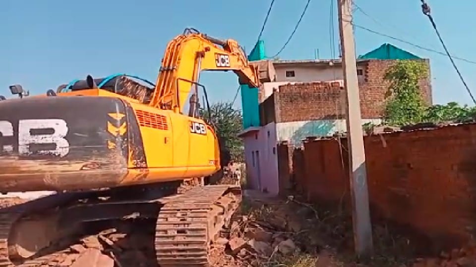 Damoh: Bulldozer in action again, house of rape accused demolished, village turned into police camp