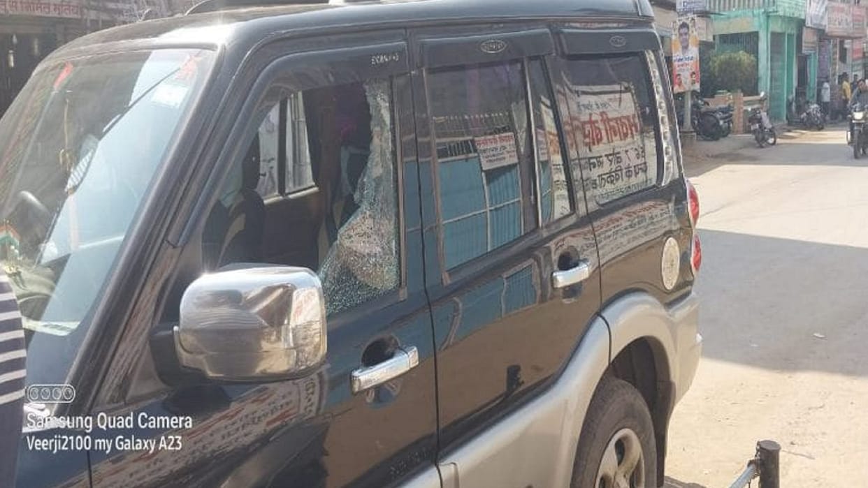 attempt to loot by breaking glass of car in janjgir-champa
