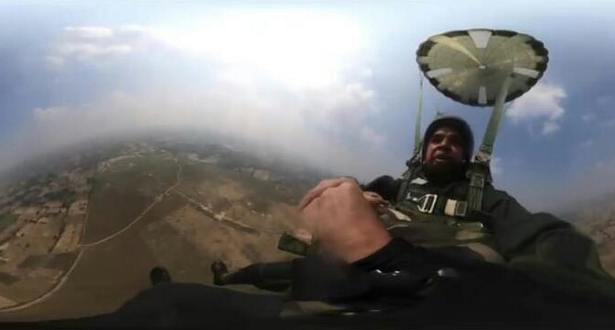 Para jumping 70 year old man jumped from plane Parachuting nainital Uttarakhand news in hindi