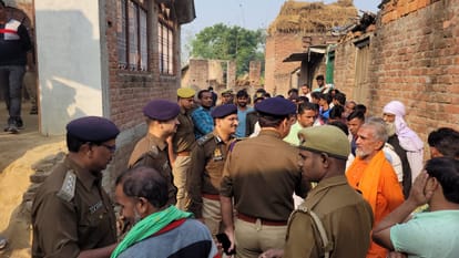 Double murder in Ghazipur Mother daughter strangled to death who sleeping in  house