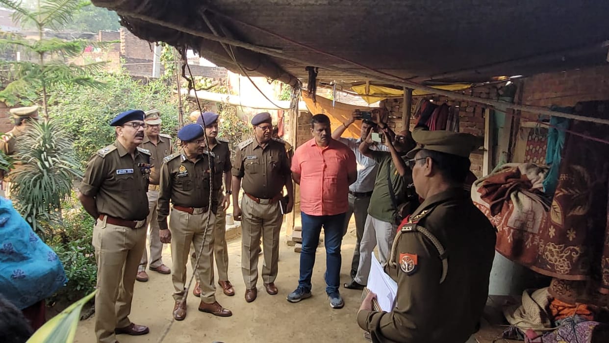 Double murder in Ghazipur Mother daughter strangled to death who sleeping in  house