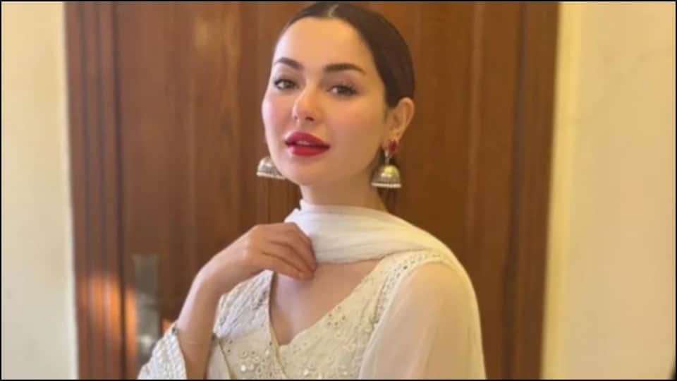Pakistani actress Hania Amir harresed by fans after meet watch video
