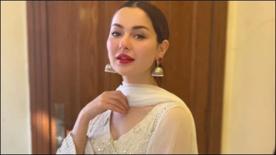 Pakistani actress Hania Amir harresed by fans after meet watch video