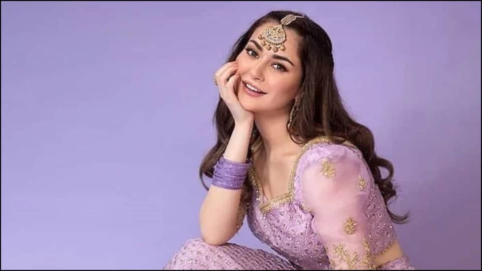 Pakistani actress Hania Amir harresed by fans after meet watch video