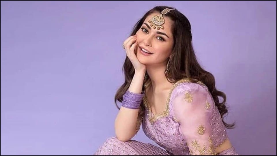 Pakistani actress Hania Amir harresed by fans after meet watch video