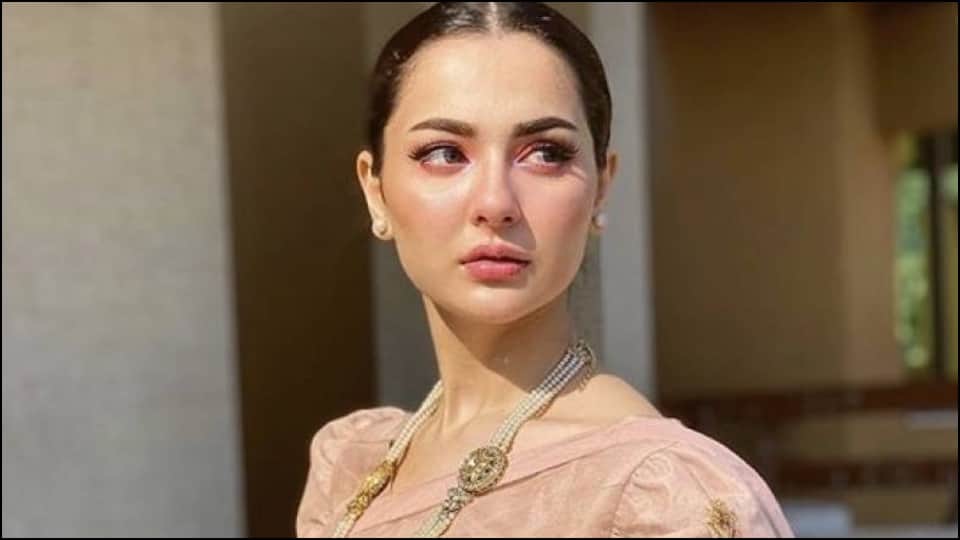 Pakistani actress Hania Amir harresed by fans after meet watch video