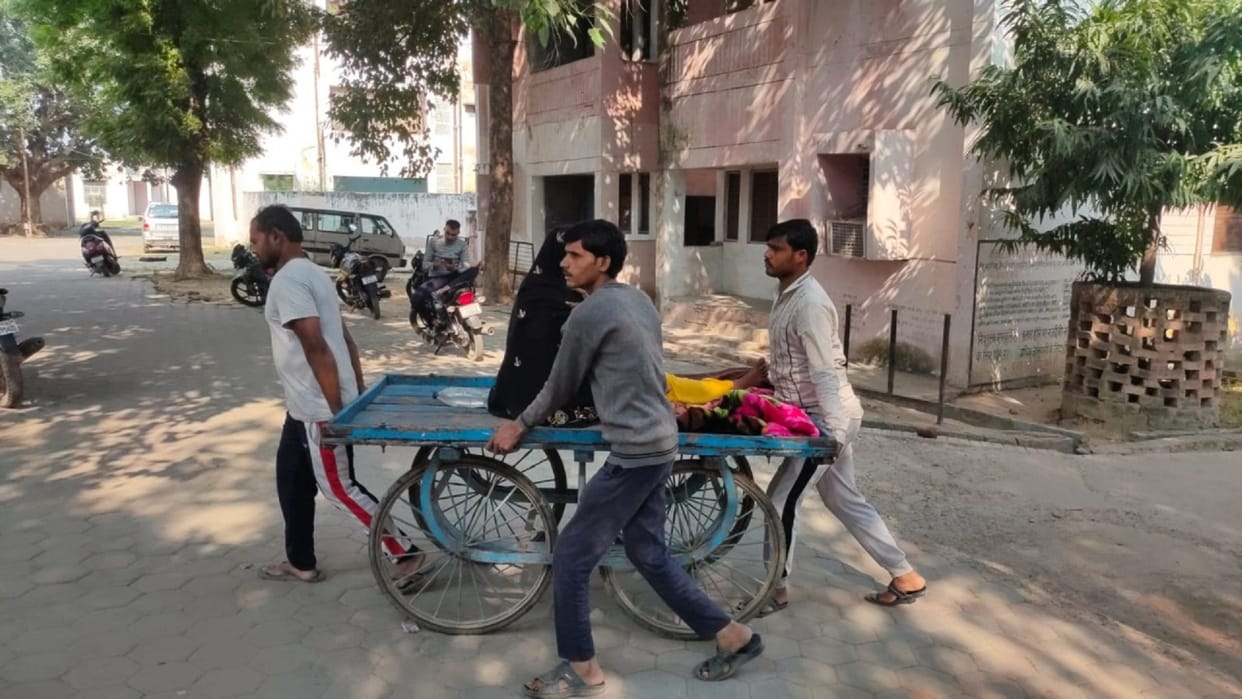 Son carried sick mother to hospital on hand cart in Kalpi Jalaun