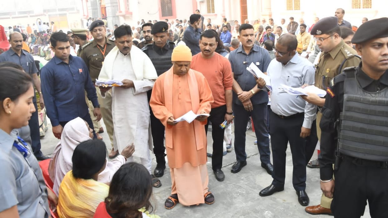 CM Yogi listened to the complaint in Janata Darbar UP
