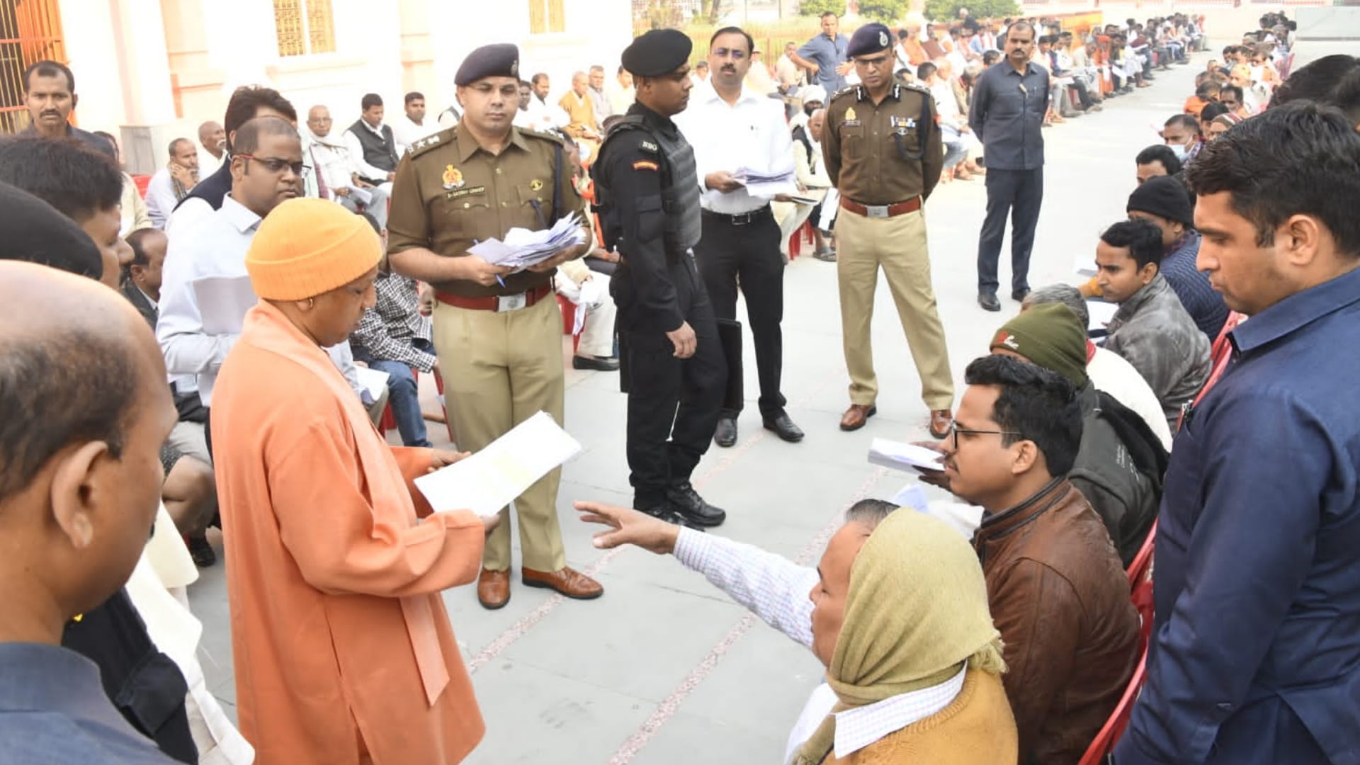 CM Yogi listened to the complaint in Janata Darbar UP