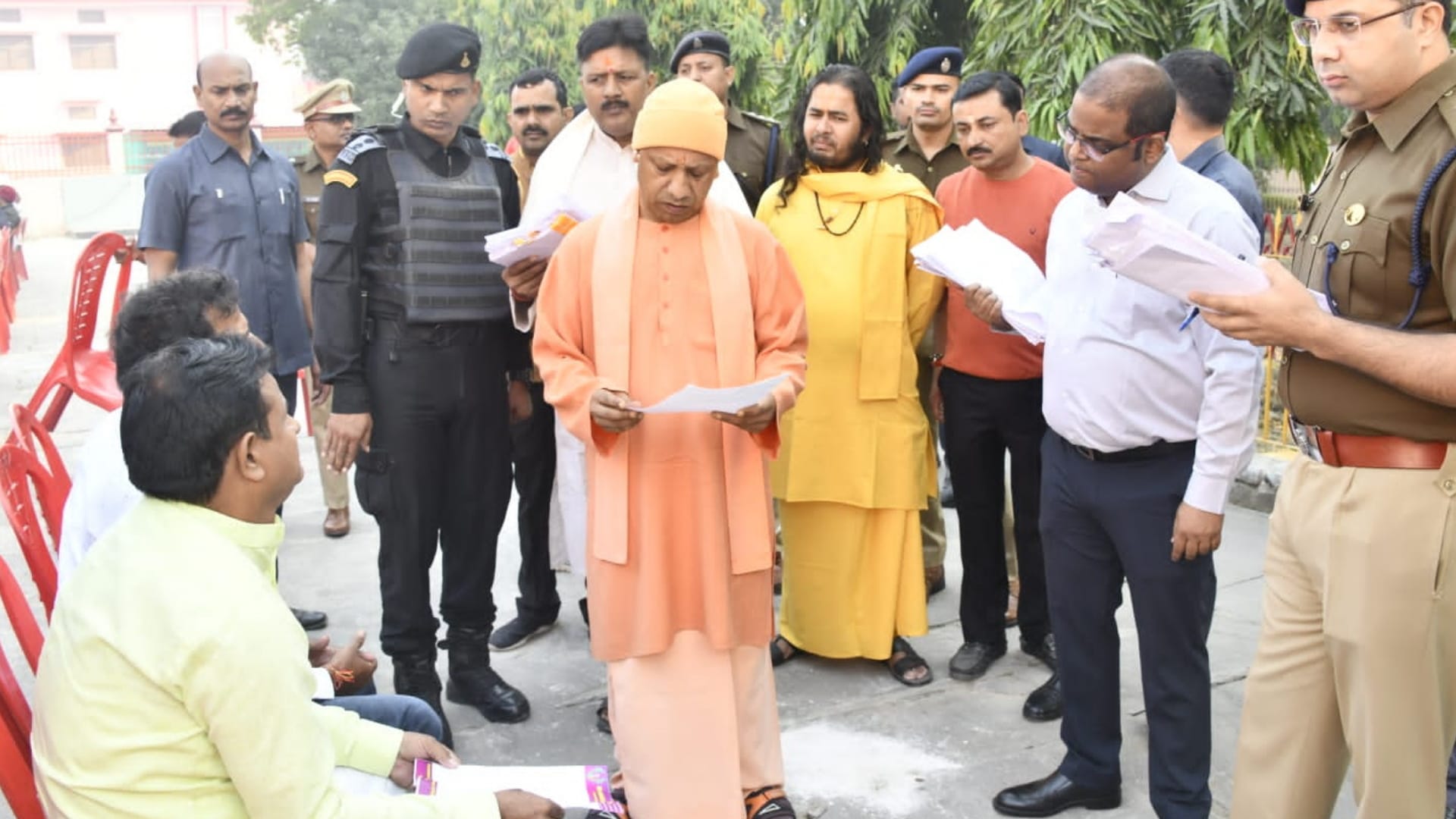 CM Yogi listened to the complaint in Janata Darbar UP