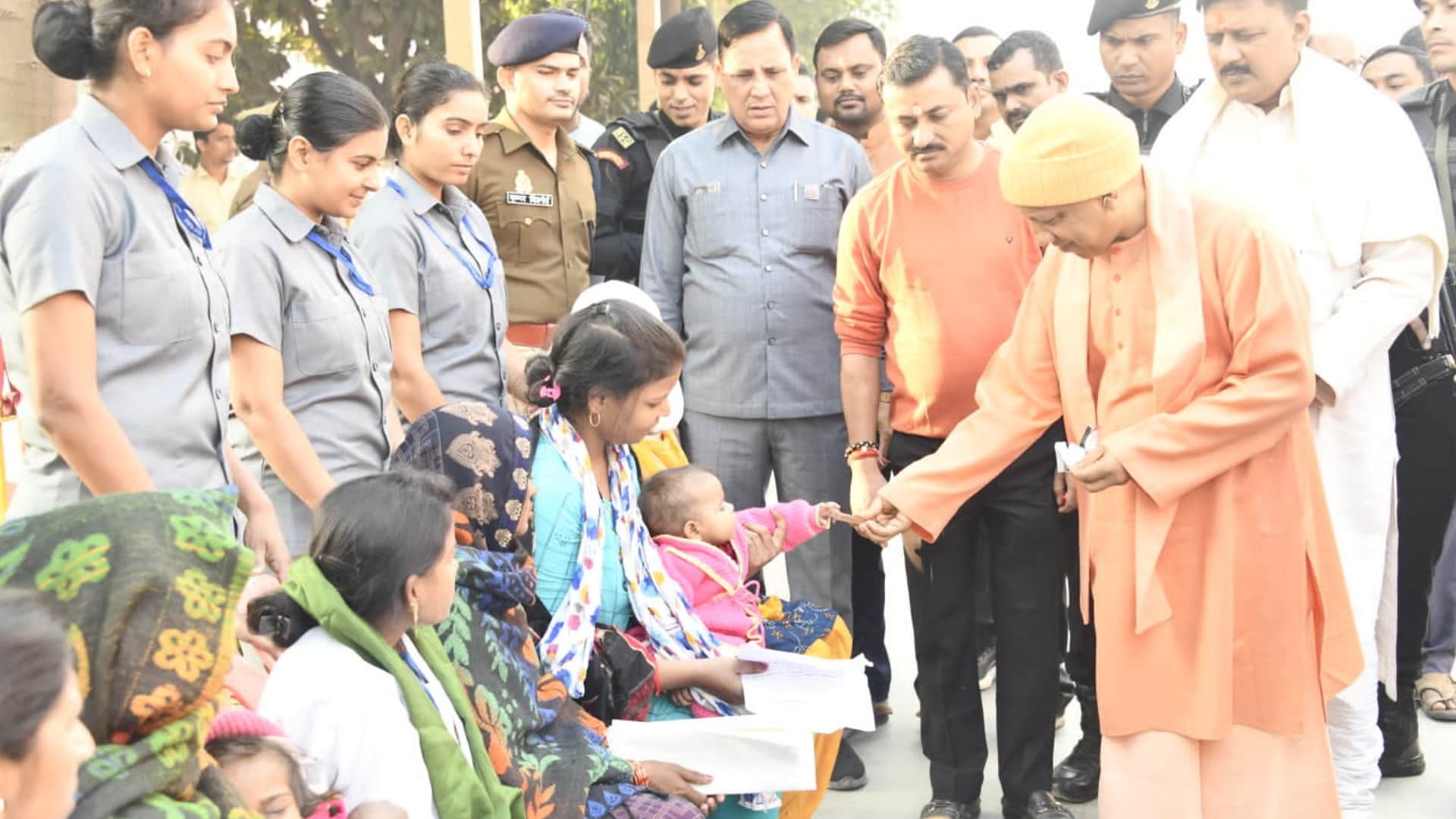 जनता दरबार में सीएम योगी ने बच्चे को दिया चॉकेलेट।