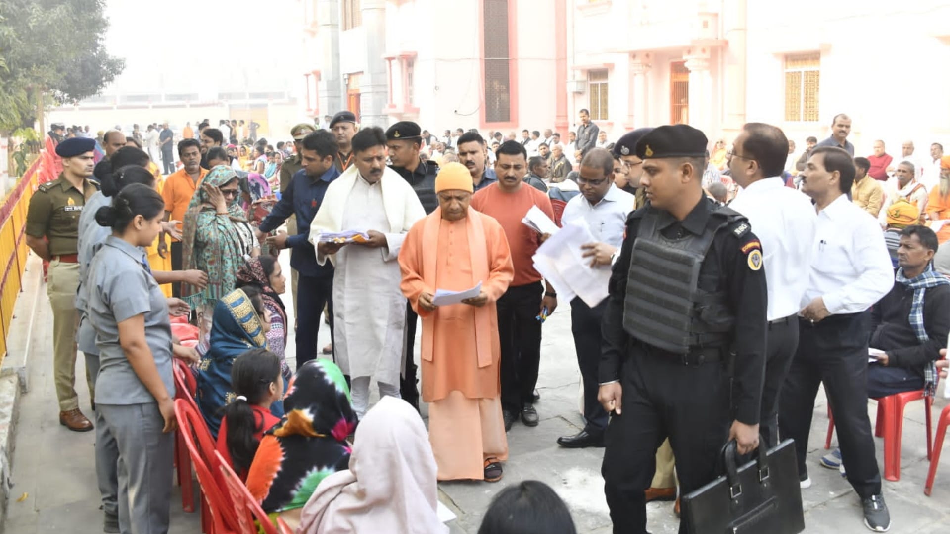 CM Yogi listened to the complaint in Janata Darbar UP