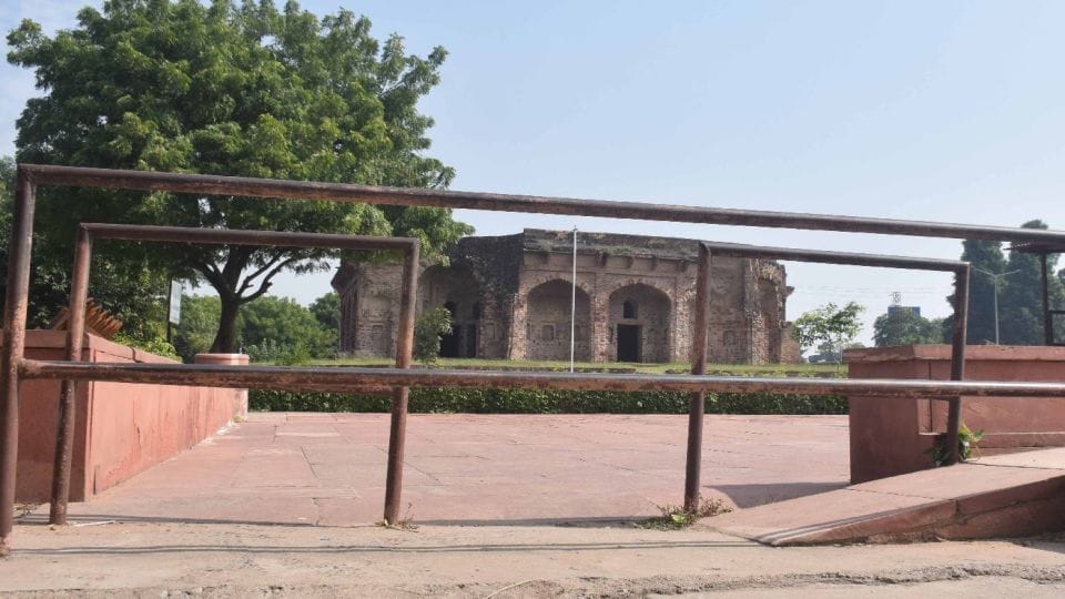 Tourists will have to take tickets to see Kanch Mahal and Lodi Tomb in Sikandra Monument